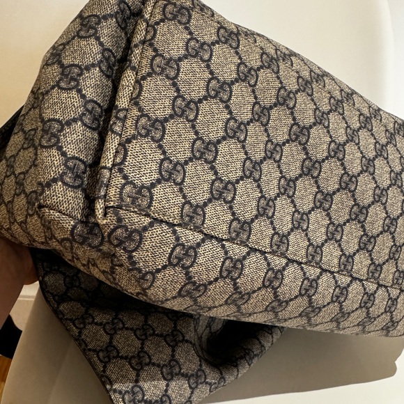 Authentic GUCCI GG Plus Monogram Supreme Messenger Bag - Navy/Grey - Picture 4 of 13